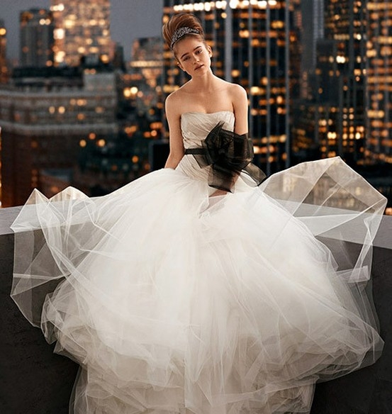 "Голливудское" платье невесты с огромным черным бантом на талии