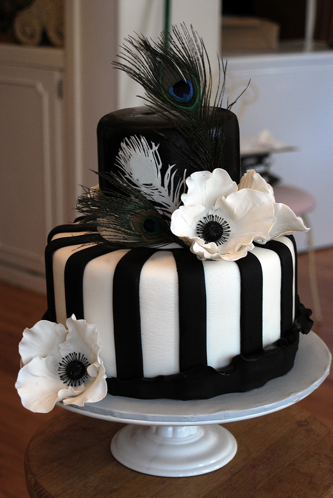 Свадебный торт с украшением в виде перьев и цветов
