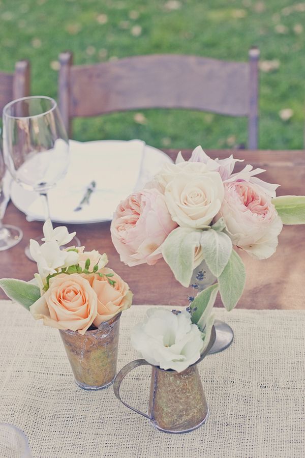 Оформление стола: цветы в кофейниках
