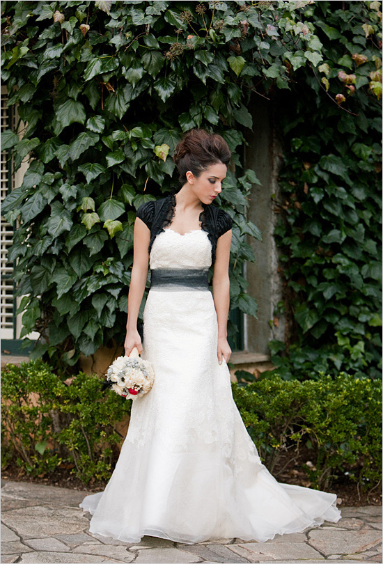 Платье невесты с черным кружевным болеро