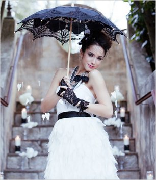 Платье невесты с черными аксессуарами:перчатки и зонт
