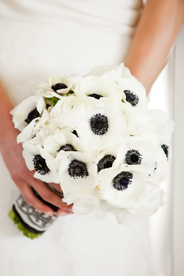 Букет невесты с крупными белыми цветами