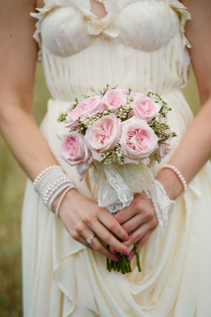 Трогательный букет невесты из роз с кружевной лентой
