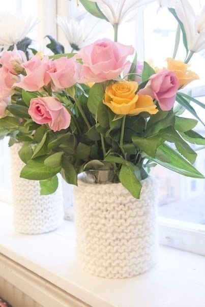 Цветы в декоре: вязаные чехлы для ваз