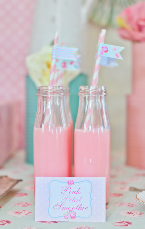 Декор напитков на свадебном столе в кукольно-розовом цвете