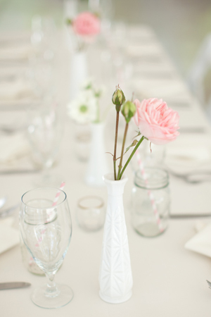 Лаконичное оформление свадебного стола: роза в тонкой вазе