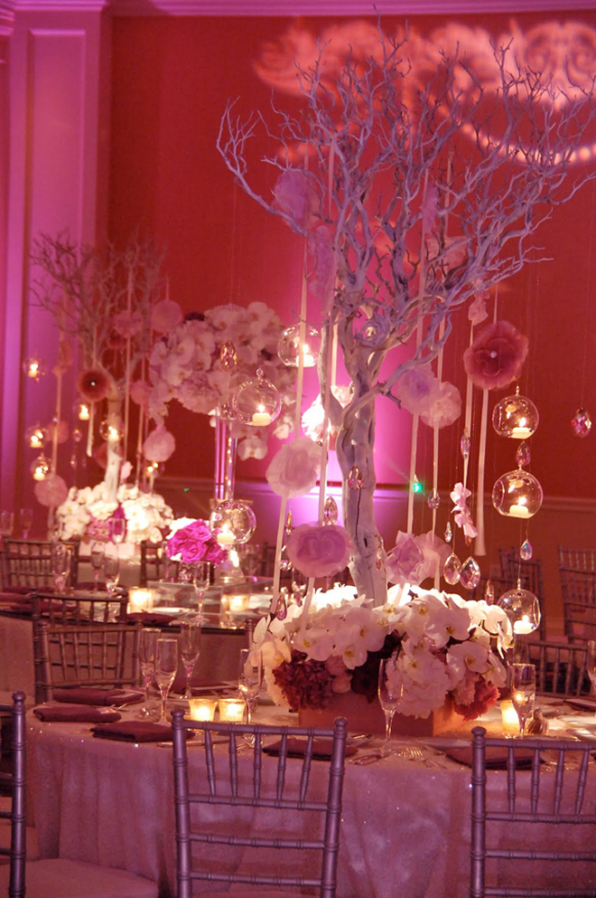 Волшебное оформление свадебного стола:цветы,свечи и декоративные деревья без листьев