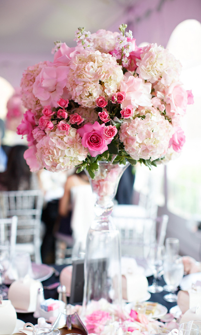 Оформление стола: букет цветов в высокой вазе