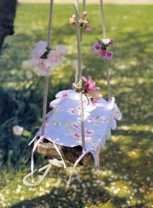 Качели,украшенные цветами, - романтичный декор для свадебной фотосессии