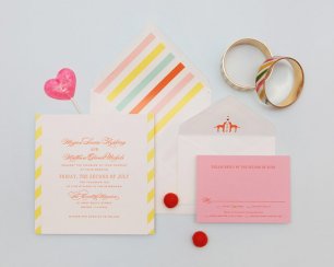 Приглашения с декором из радужных полосок