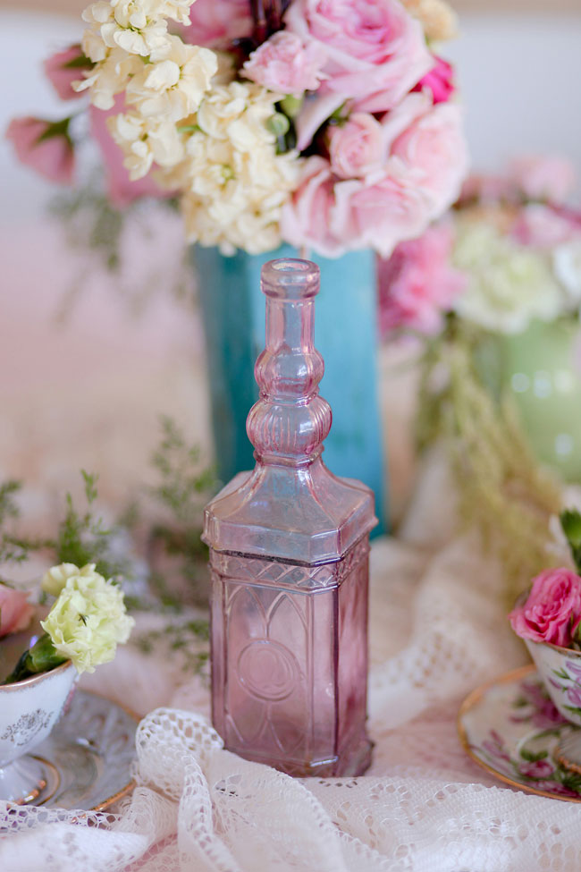 Ваза-бутылка как самостоятельный декор на свадебной фотосессии