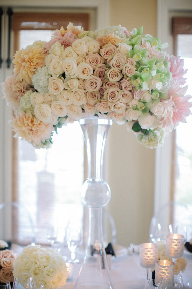 Оформление свадебного стола розами в высоких вазах