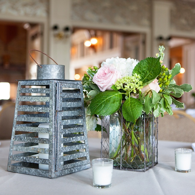 Свадебный декор:цветы и фонарь для свечи из металла
