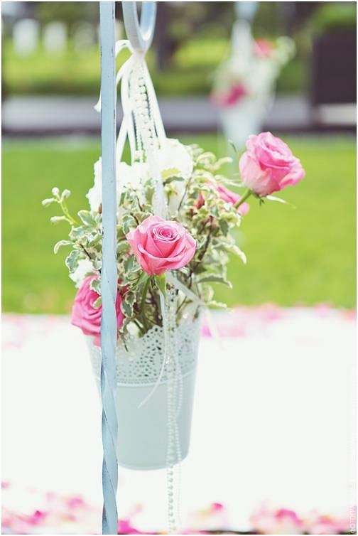 Свадебный декор: цветы в вазе на весу