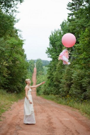 Воздушный шар как декор свадебной фотосессии