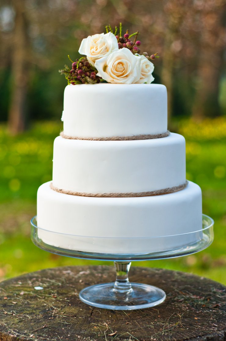 Свадебный торт,украшенный розами, на подставке
