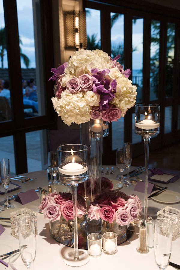 Оформление свадебного стола цветами и свечами в тонких стеклянных вазах