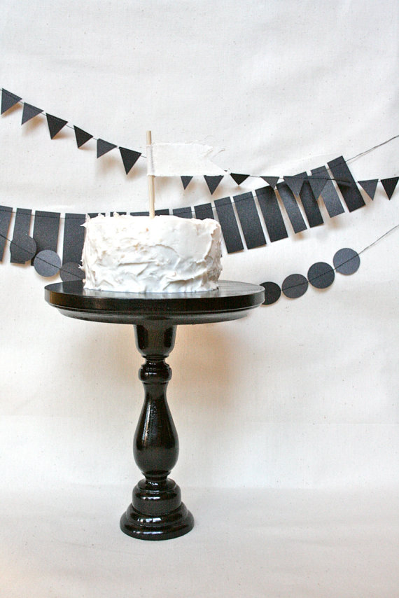 Свадебный торт с украшением в виде флажка на шпажке