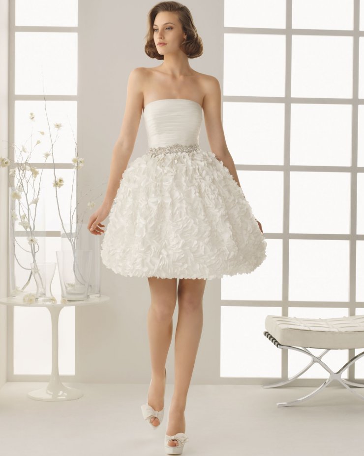 Короткое платье невесты с фактурной юбкой