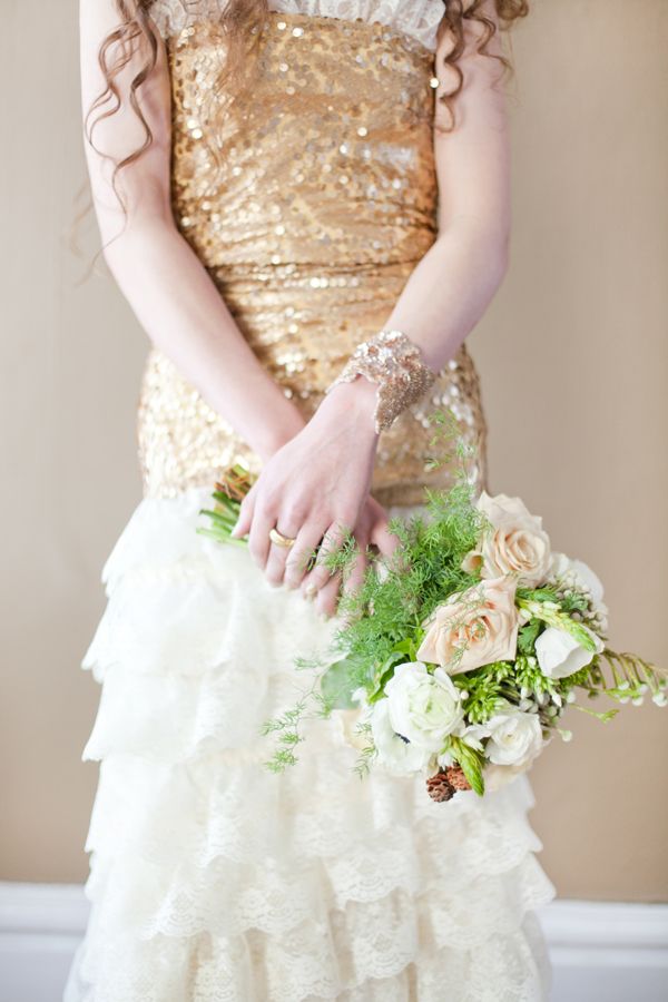 Платье невесты с заниженной талией и крупными пайетками