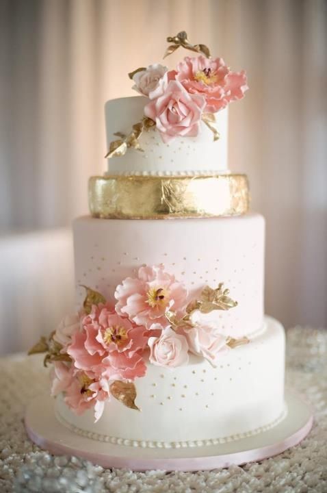 Свадебный торт с фигурными цветами и вкраплениями золота