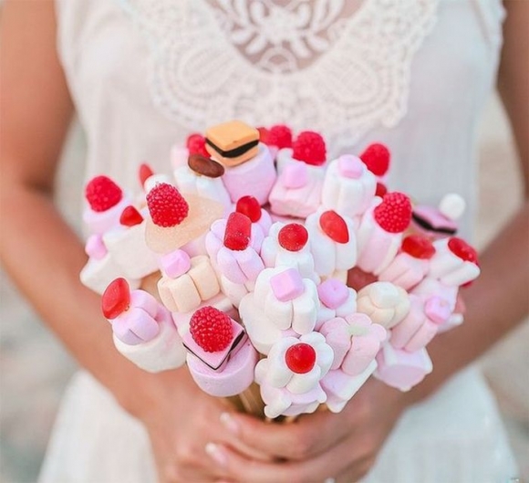 Как собрать букет из конфет на свадьбу молодоженам?