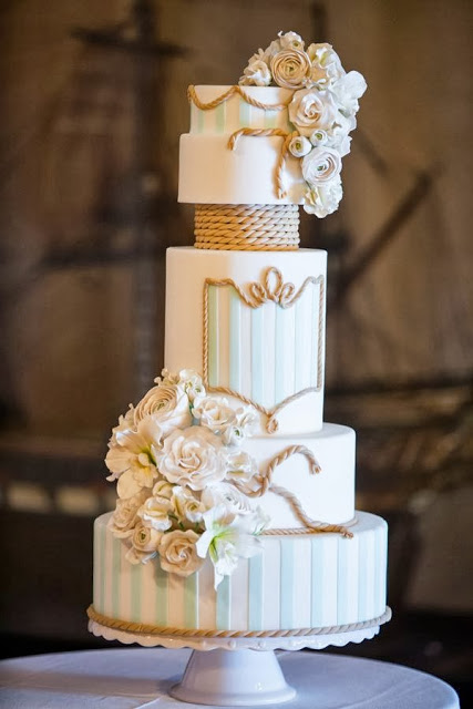 Структурный свадебный торт с оригинальными элементами оформления