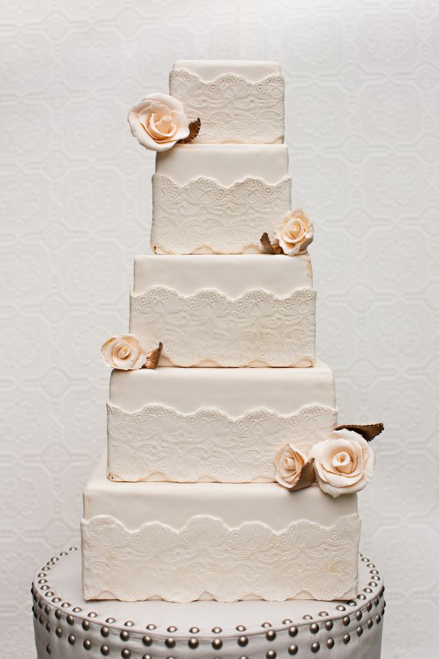 Свадебный торт с ярусами строгой геометрической формы