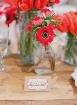 Оформление свадебного стола: маки в вазах
