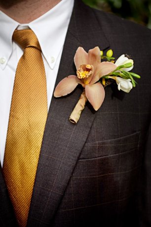 Аксессуары жениха: галстук и бутоньерка из орхидеи