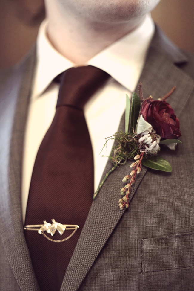 Аксессуары жениха: зажим для галстука и бутоньерка с осенними мотивами