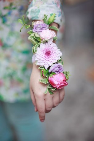 Браслет подружки невесты из нескольких цветов