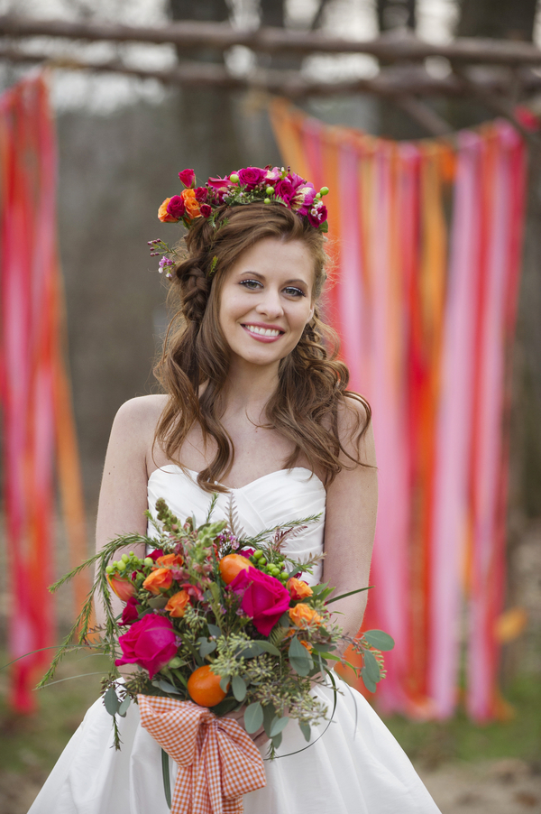 Образ невесты: одинаковые цветы в букете и прическе