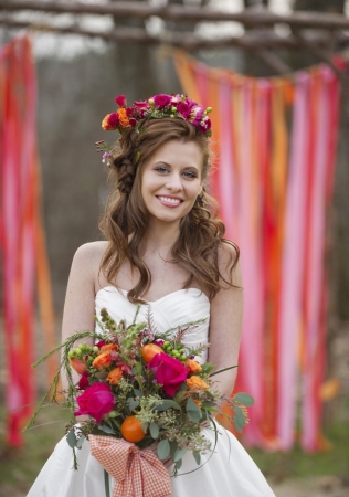 Яркий образ невесты с венком из живых цветов 