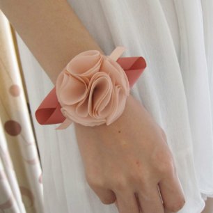 Браслет с тканевым цветком