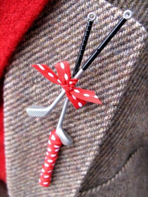 Оригинальная бутоньерка жениха в виде клюшек для гольфа