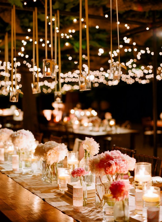 Торжество в полумраке:оформление свадебного стола цветами и свечами