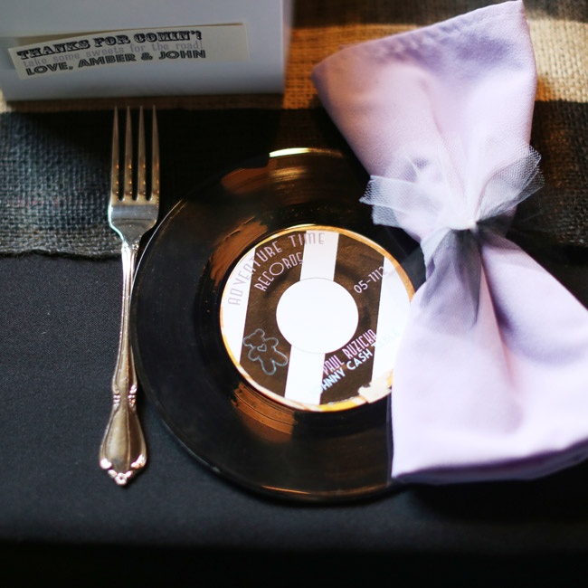 Оформление стола:тарелка в виде пластинки и лавандовая салфетка