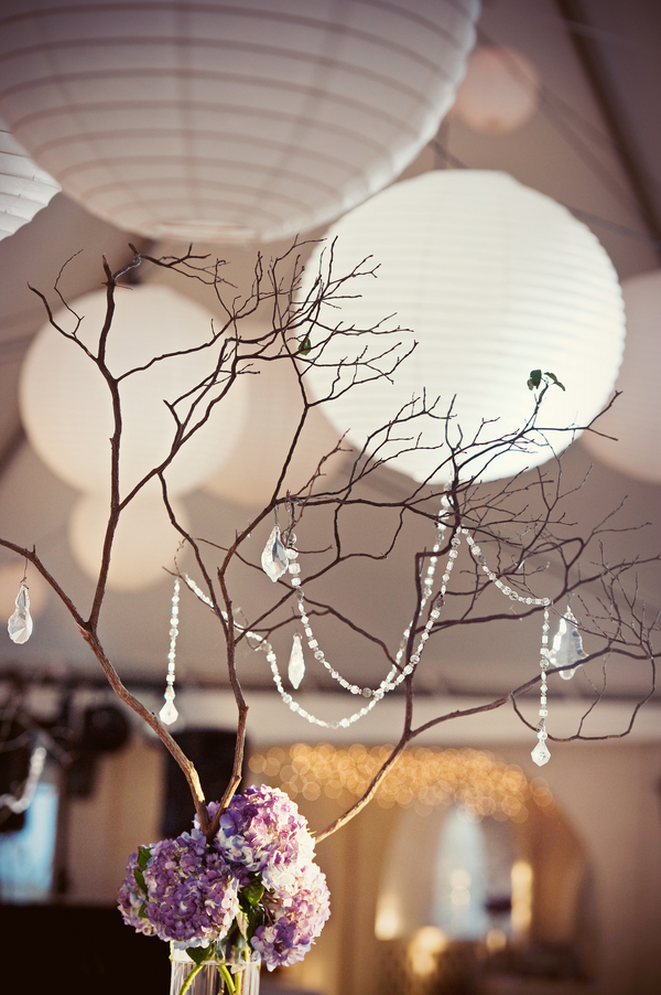 Оформление торжества: шары и декоративные деревья со стеклянными гирляндами