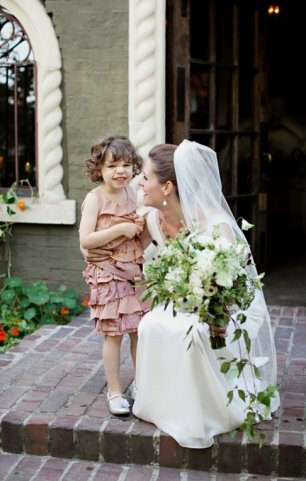 Каскадный букет невесты из белых цветов