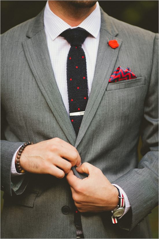 Нестандартные аксессуары жениха:галстук из бисера,платок с принтом,часы и браслет