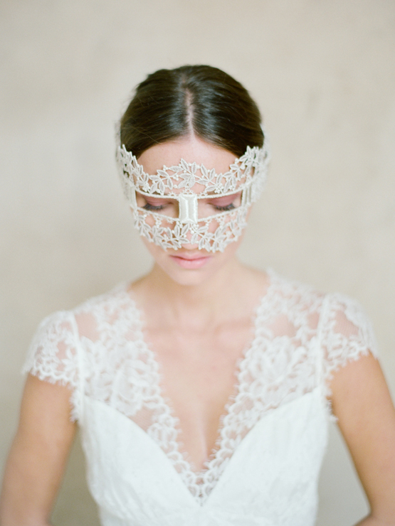 Оригинальная кружевная маска на невесте