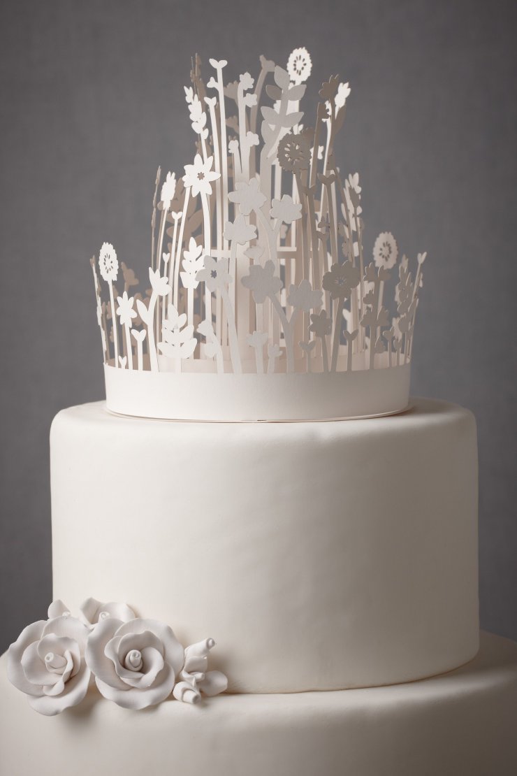 Белоснежный торт с декоративной короной в тон