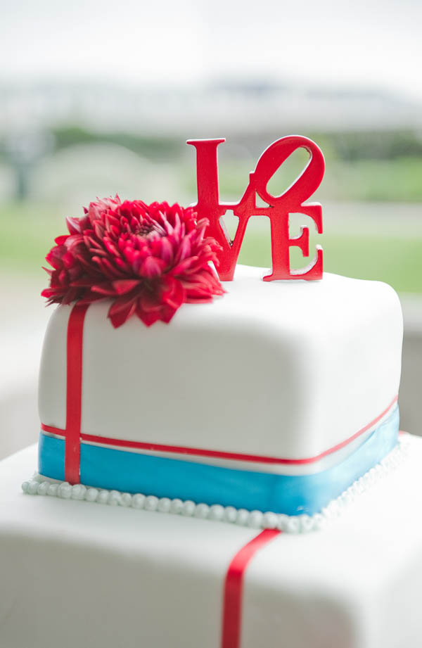 Свадебный торт с красными элементами и буквами