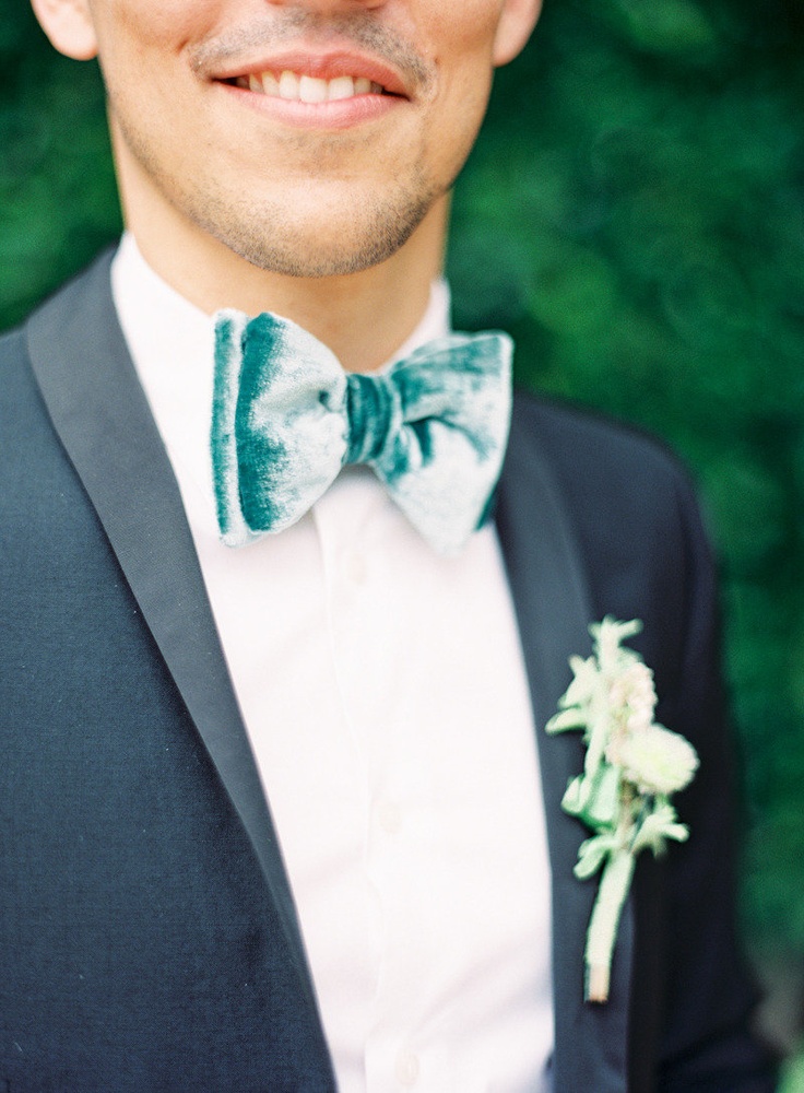 Синий костюм с зеленым галстуком