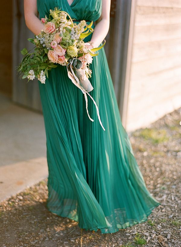 Невеста в зеленом платье