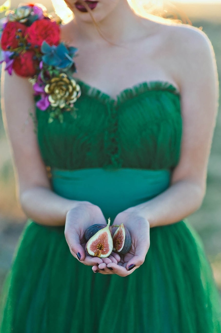 Платье подружки невесты,украшенное цветами