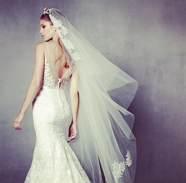 Образ невесты: одинаковая вышивка на платье и фате