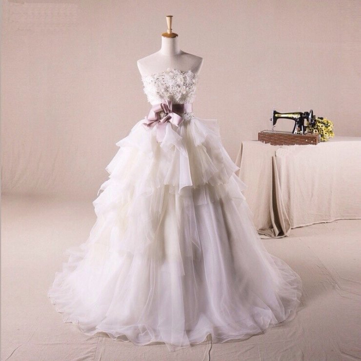 Платье невесты с лентой на талии и пышной юбкой