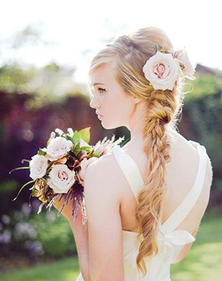Цветы в прическе невесты: розы и коса